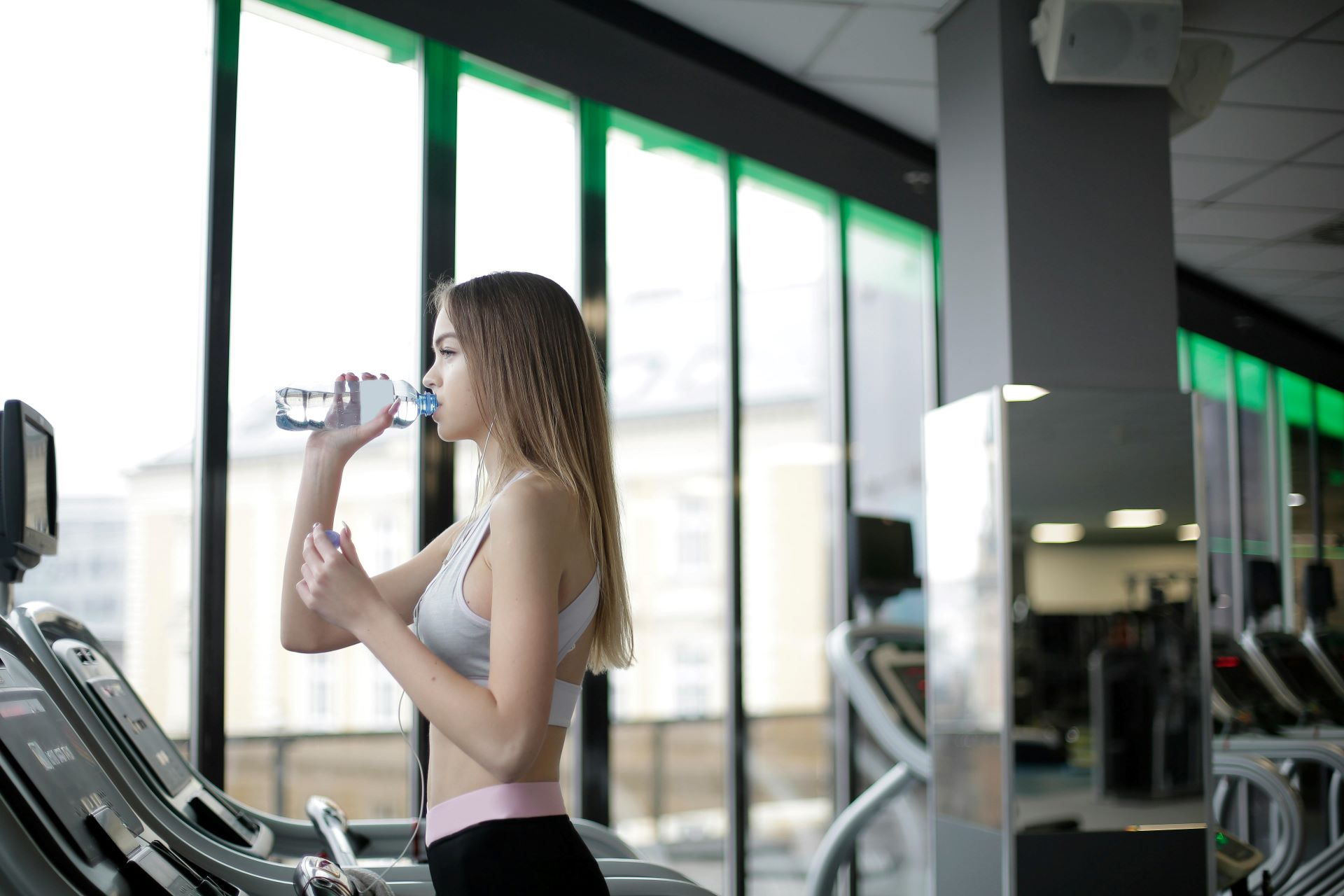 woman drink water in the treadmill